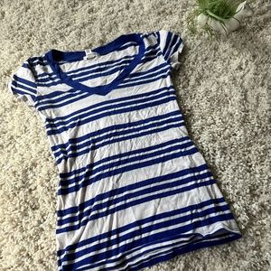 y2k vintage Ambiance Apparel simple and chic white and blue striped v ne…
